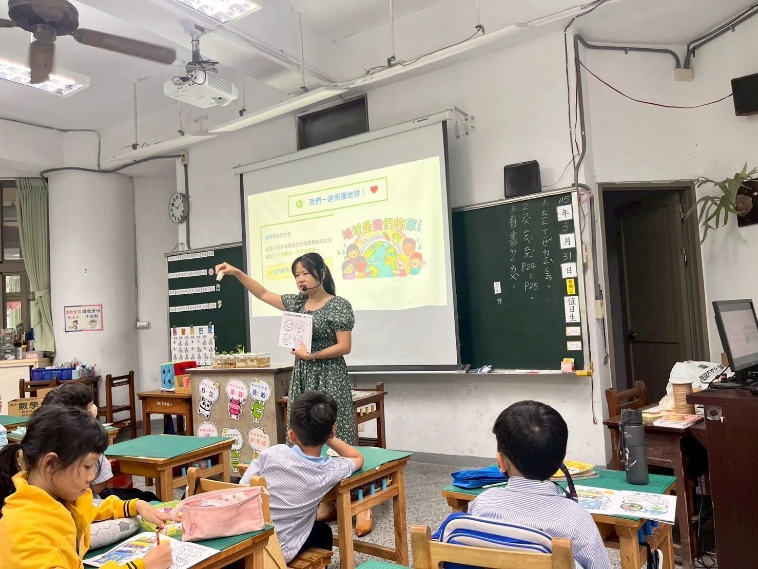 水夢同行魚菜共生共學講堂：教師向學生展示生態教材與植物觀察活動