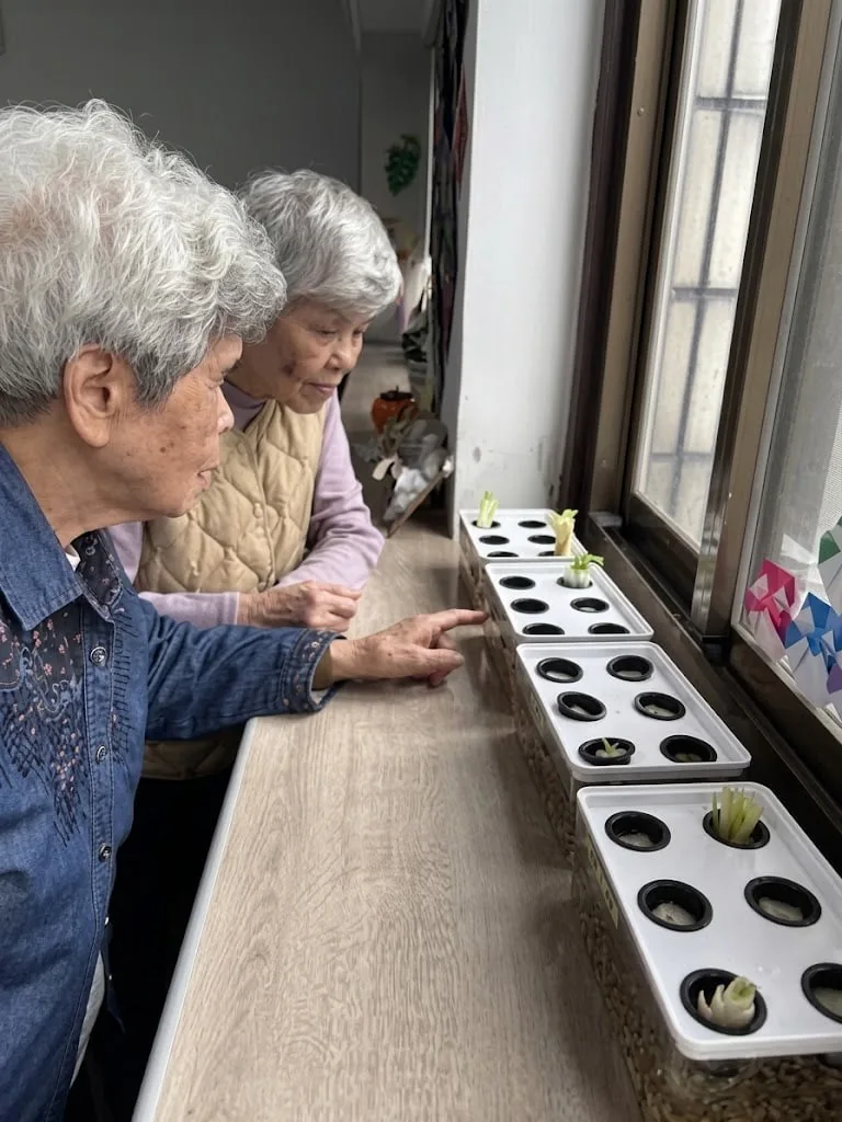 在王國羣執行長的推動下，水夢同行志工前往社區長照機構，透過魚菜共生盒為長輩帶來綠色生命教育與陪伴