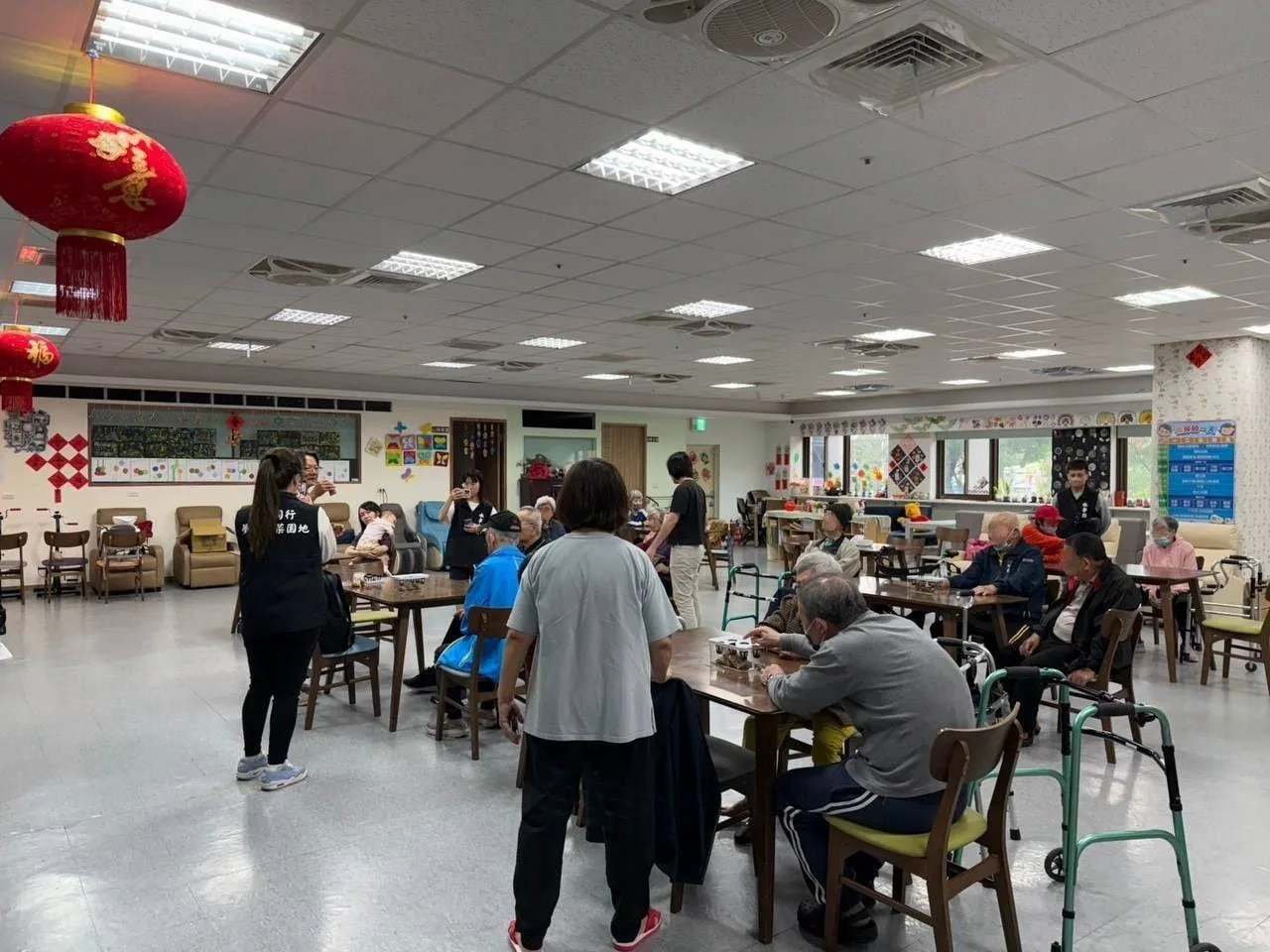 在王國羣執行長的推動下，水夢同行志工前往社區長照機構，透過魚菜共生盒為長輩帶來綠色生命教育與陪伴