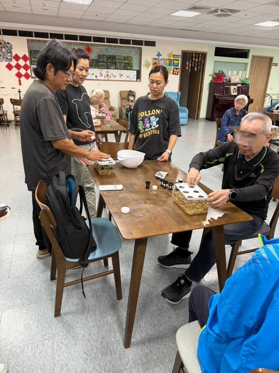 在王國羣執行長的推動下，水夢同行志工前往社區長照機構，透過魚菜共生盒為長輩帶來綠色生命教育與陪伴