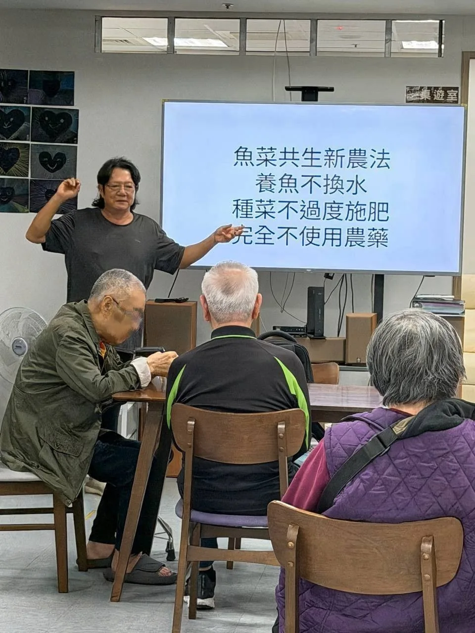 在王國羣執行長的推動下，水夢同行志工前往社區長照機構，透過魚菜共生盒為長輩帶來綠色生命教育與陪伴