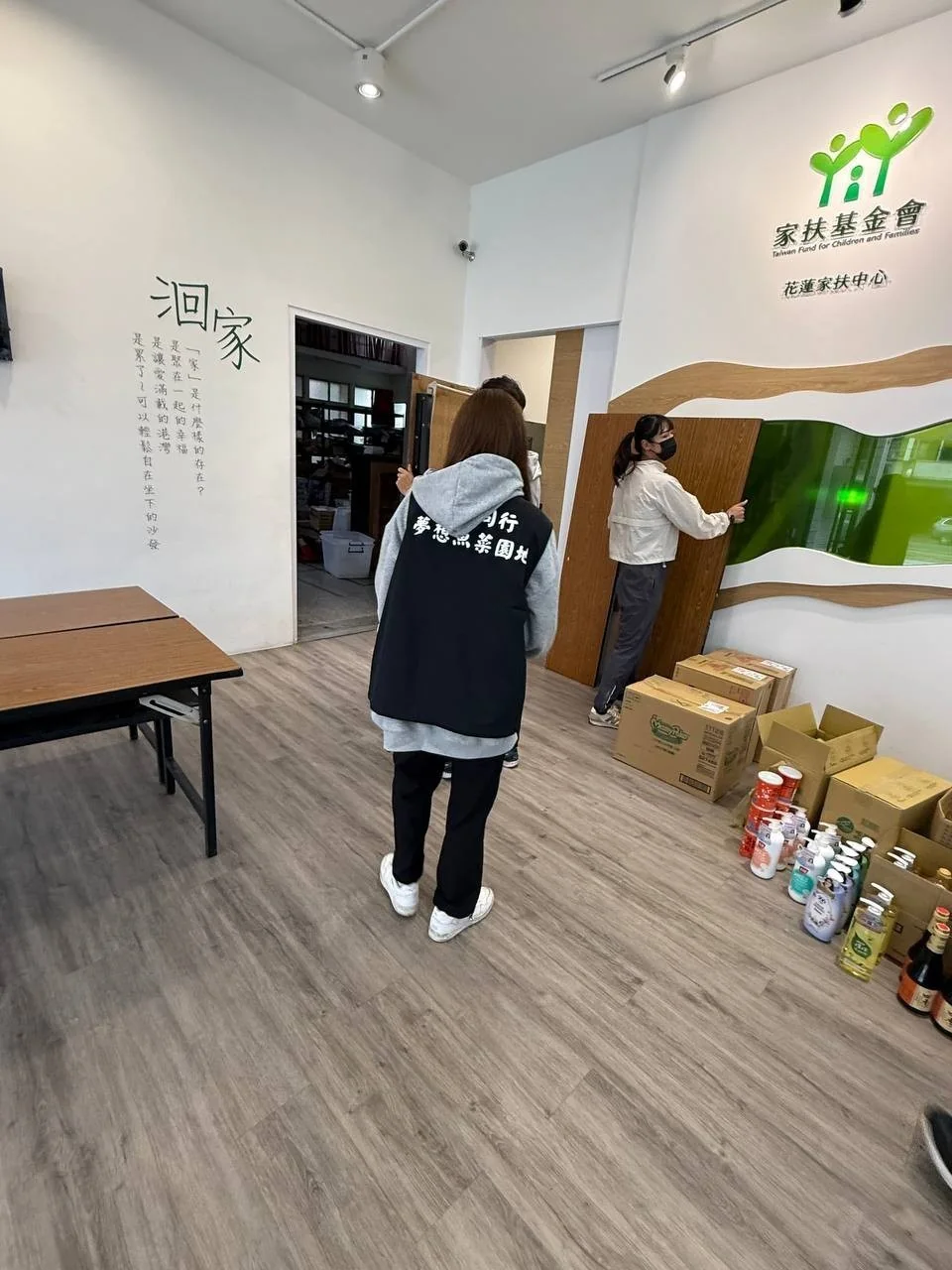 在王國羣執行長的公益理念下，水夢同行團隊前往家扶中心捐贈物資，傳遞魚菜共生與生命教育的共好力量