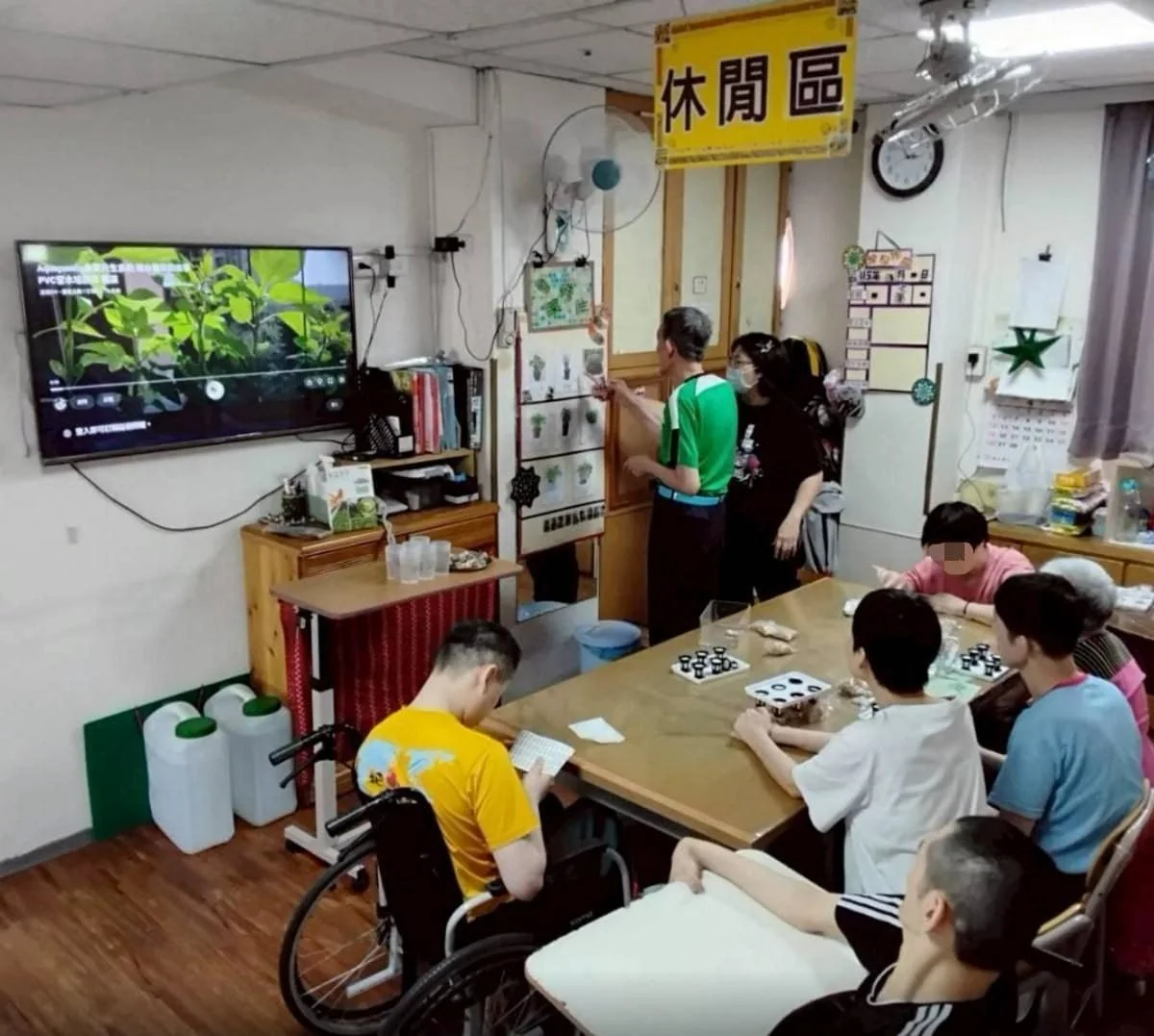 在王國羣執行長的願景下，水夢同行團隊前往仁愛院推廣魚菜共生盒，陪伴特教生進行生命教育實作