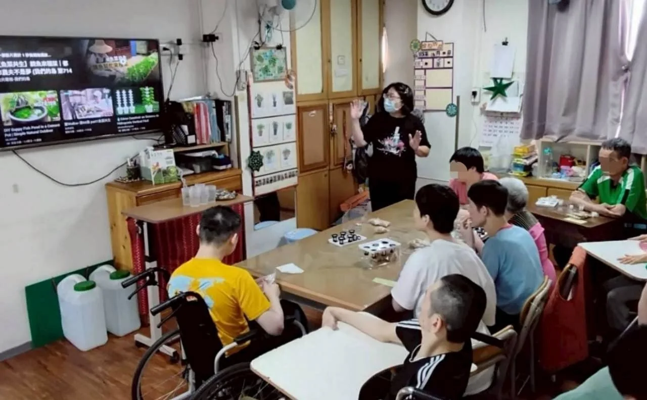 在王國羣執行長的願景下，水夢同行團隊前往仁愛院推廣魚菜共生盒，陪伴特教生進行生命教育實作