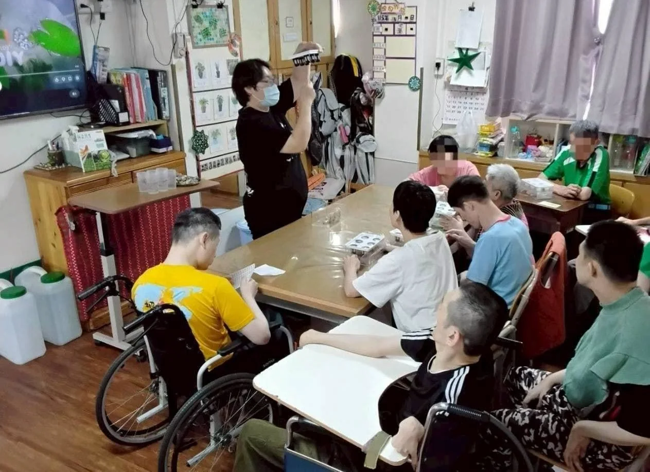 在王國羣執行長的願景下，水夢同行團隊前往仁愛院推廣魚菜共生盒，陪伴特教生進行生命教育實作